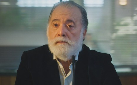 O ator Tony Ramos com expressão séria em cena de Terra e Paixão