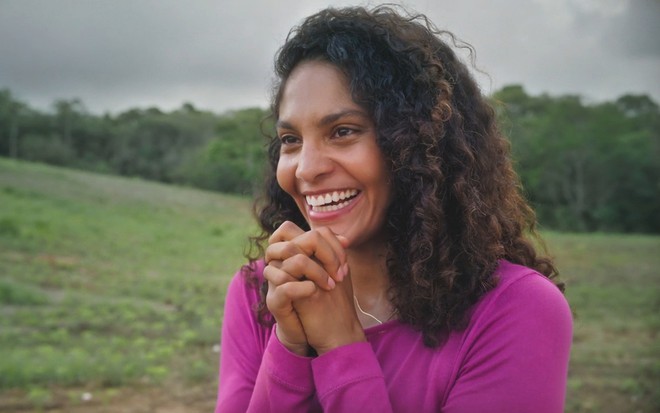 Barbara Reis interpreta Aline e sorri em cena de Terra e Paixão