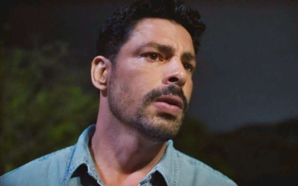 O ator Cauã Reymond com expressão preocupada em cena da novela Terra e Paixão
