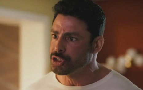 O ator Cauã Reymond está em cena caracterizado como Caio na novela Terra e Paixão, da Globo