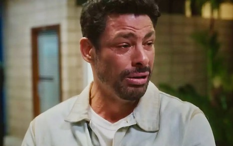 O ator Cauã Reymond está chorando em cena da novela Terra e Paixão caracterizado como Caio