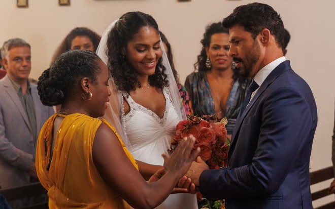 Tatiana Tiburcio, Barbara Reis e Cauã Reymond gravam cena de casamento dos mocinhos da novela Terra e Paixão