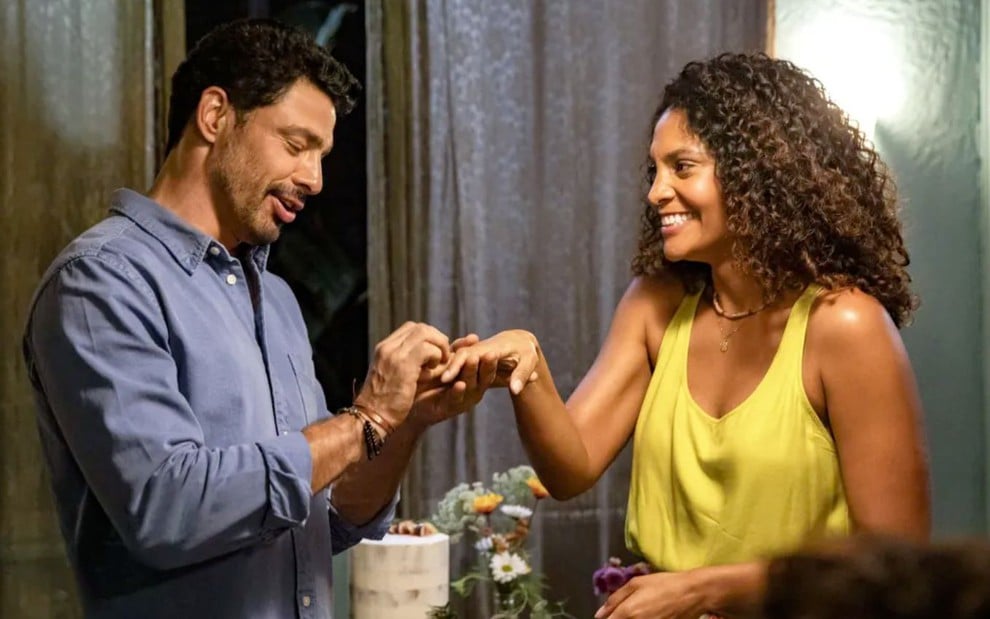 Cauã Reymond como Caio pede a mão de Barbara Reis, a Aline, em cena de Terra e Paixão