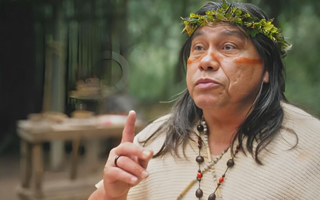 O ator Daniel Munduruku caracterizado como Jurecê em cena de Terra e Paixão