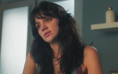 A atriz Debora Ozório com expressão triste em cena como Petra em Terra e Paixão