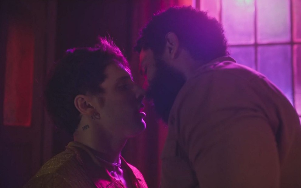 Diego Martins e Amaury Lorenzo quase se beijam em cena de Terra e Paixão