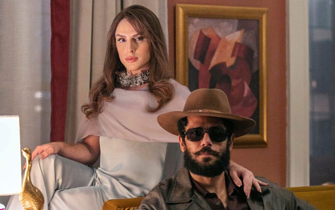 Diego Martins como Kelvin vestido de Irene ao lado de Amaury Lorenzo, o Ramiro, como Antônio em cena de Terra e Paixão