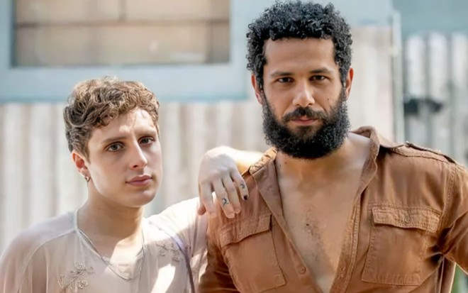Foto de Diego Martins como Kelvin com o braço apoiado no ombro de Amaury Lorenzo, o Ramiro, em Terra e Paixão