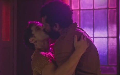 Diego Martins e Amaury Lorenzo se beijam em cena de Terra e Paixão