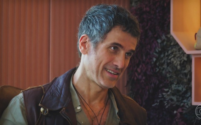 O ator Eriberto Leão está caracterizado como Dirceu em cena da novela Terra e Paixão, da Globo