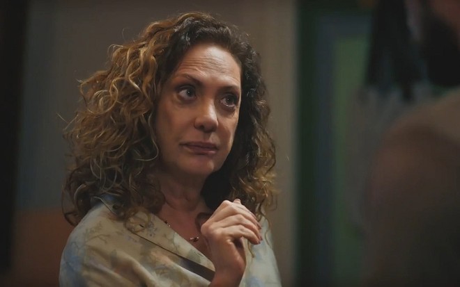 Eliane Giardini interpreta Agatha em Terra e Paixão