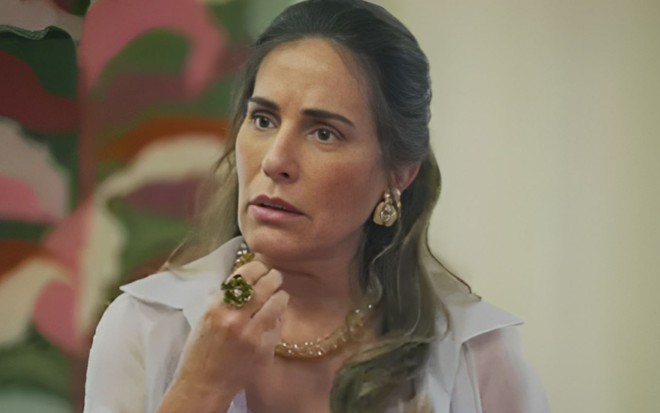 A atriz Gloria Pires caracterizada como Irene em cena de Terra e Paixão