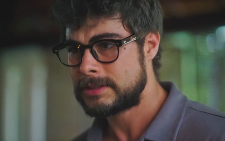O ator Rafael Vitti está em close caracterizado como Hélio em cena da novela Terra e Paixão, da Globo