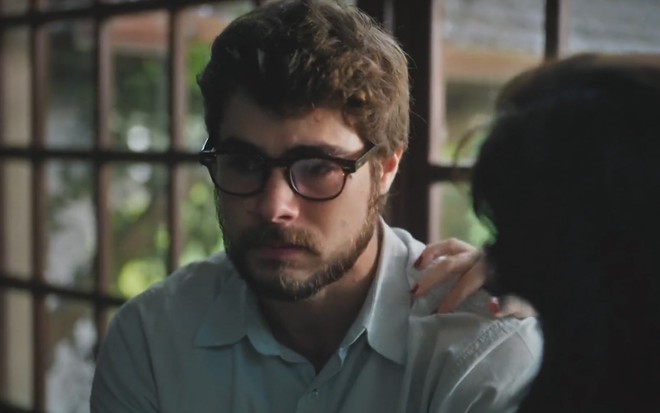 O ator Rafael Vitti está caracterizado como Hélio em cena de Terra e Paixão, da Globo