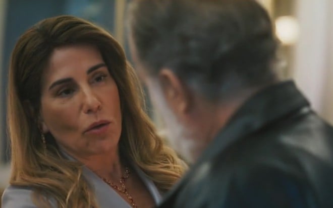 A atriz Gloria Pires está caracterizada como Irene e contracena com Tony Ramos em cena da novela Terra e Paixão