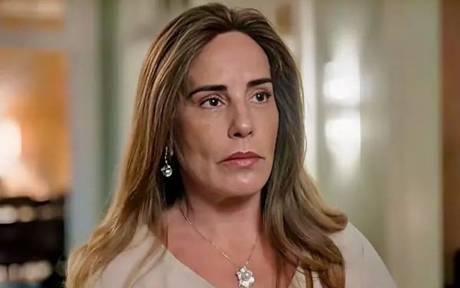 Gloria Pires com expressão séria em cena como Irene na novela Terra e Paixão