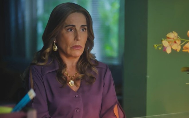 A atriz Gloria Pires com expressão séria em cena de Terra e Paixão