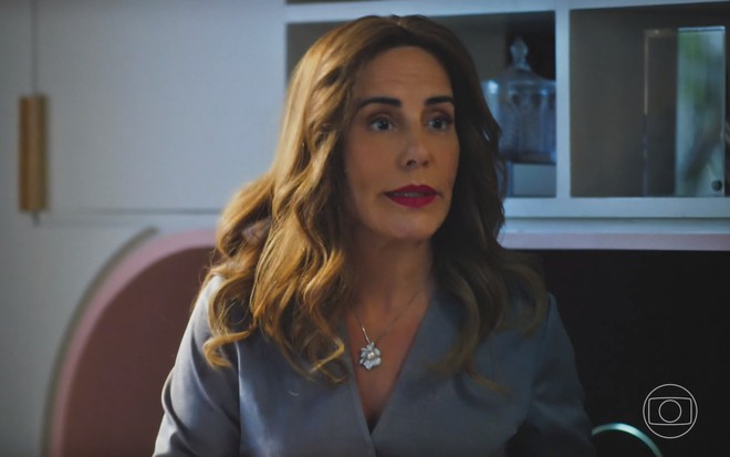 A atriz Gloria Pires está em cena caracterizada como Irene da novela Terra e Paixão