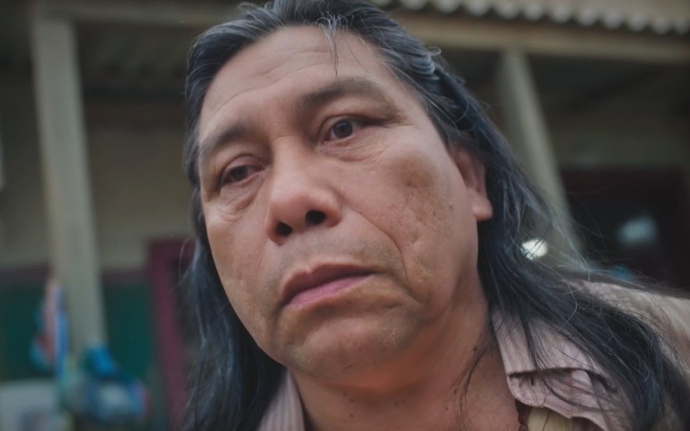 O ator Daniel Munduruku está caracterizado como Jurecê em cena da novela Terra e Paixão