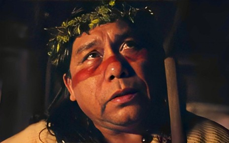 O ator Daniel Munduruku caracterizado como Jurecê em cena de Terra e Paixão, da Globo