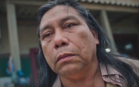 O ator Daniel Munduruku está caracterizado como Jurecê em cena da novela Terra e Paixão