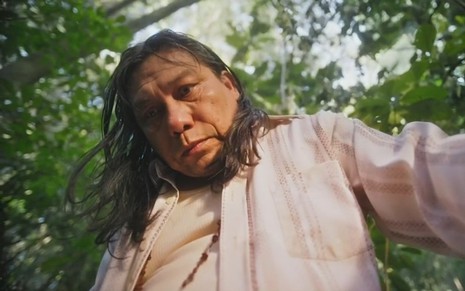 O ator Daniel Munduruku em cena de Terra e Paixão, da Globo, como o pajé Jurecê