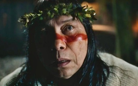 O ator Daniel Munduruku em cena de Terra e Paixão, da Globo, caracterizado como o pajé Jurecê