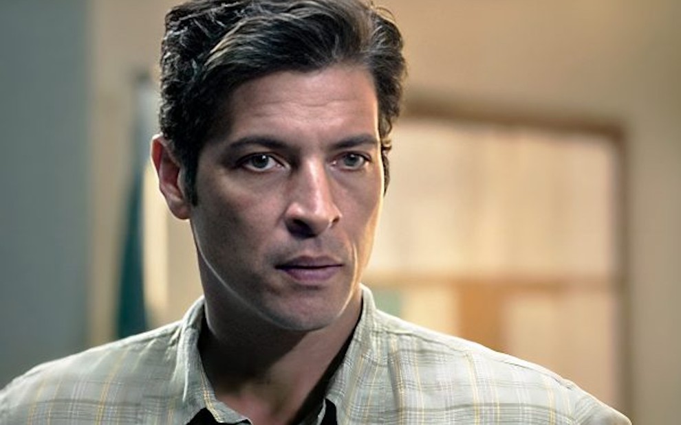 O ator Leandro Lima está em close caracterizado como Marino na novela Terra e Paixão, da Globo