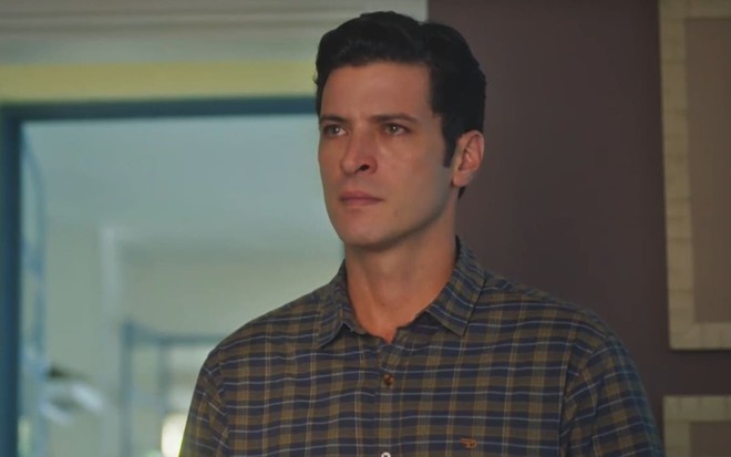 Leandro Lima caracterizado como Marino; ele veste uma camisa xadrez e exprime revolta em cena de Terra e Paixão
