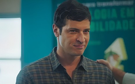 O ator Leandro Lima esta feliz em cena da novela Terra e Paixão como o delegado Marino