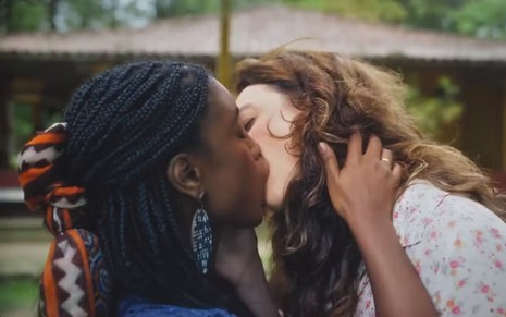 Camilla Damião beija Renata Gaspar em cena da novela Terra e Paixão, da Globo