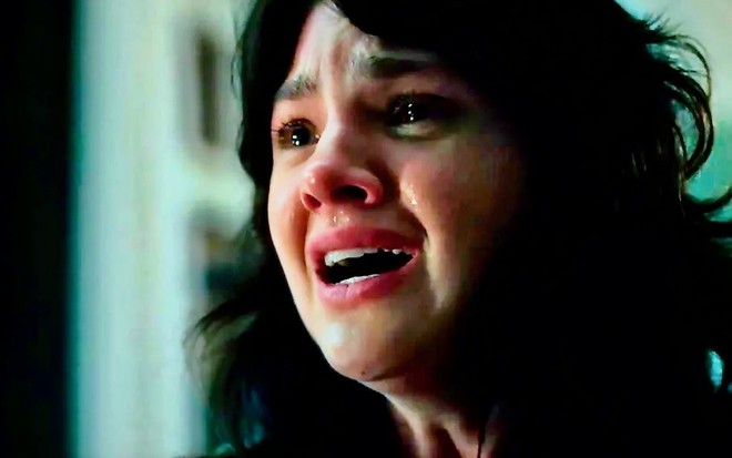 A atriz Debora Ozório está chorando em cena da novela Terra e Paixão como a personagem Petra