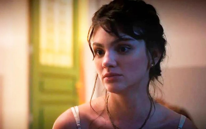 A atriz Debora Ozório está em close em cena de Terra e Paixão como a personagem Petra