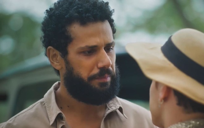 O ator Amaury Lorenzo está caracterizado como Ramiro em cena da novela Terra e Paixão, da Globo