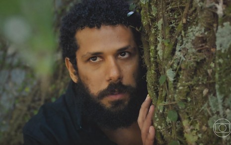 O ator Amaury Lorenzo está caracterizado como Ramiro em cena da novela Terra e Paixão, da Globo