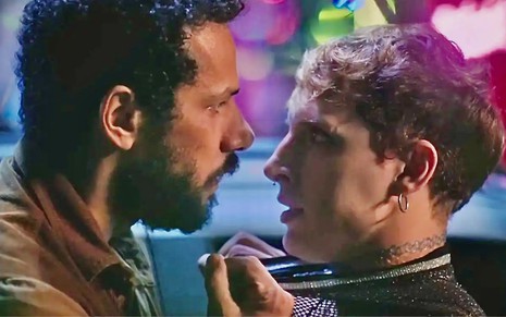 Os atores Amaury Lorenzo e Diego Martins se encaram em cena da novela Terra e Paixão como Ramiro e Kelvin