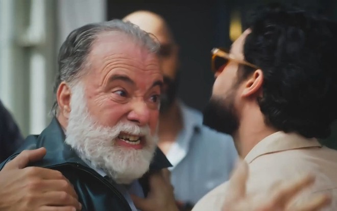 Antônio (Tony Ramos) xinga inimiga na porta da delegacia em cena de Terra e Paixão, novela das nove