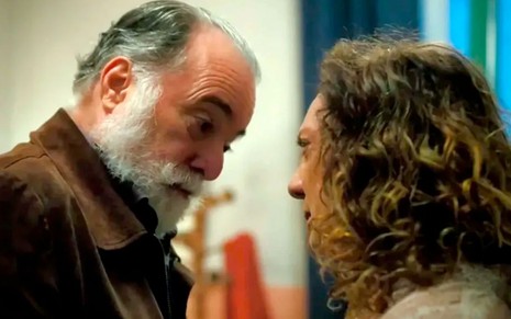 Tony Ramos, como Antônio, encara Eliane Giardini, a Agatha, em cena de Terra e Paixão