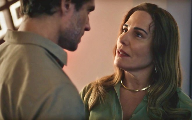 O ator Paulo Rocha está diante de Gloria Pires em cena da novela Terra e Paixão, da Globo