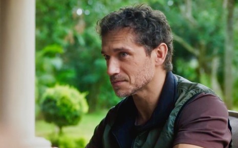 O ator Paulo Rocha está caracterizado como Vinícius em cena da novela Terra e Paixão, da Globo