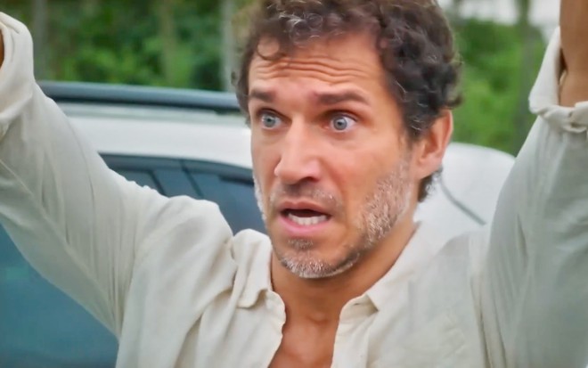 O ator Paulo Rocha caracterizado como Vinícius em cena de Terra e Paixão