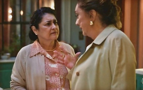 Inez Viana encara Eliane Giardini brava em cena da novela Terra e Paixão; elas estão caracterizadas como Angelina e Agatha