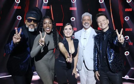 Carlinhos Brown, Iza, Fátima Bernardes, Lulu Santos e Michel Teló posam no cenário do The Voice Brasil