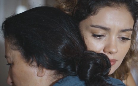 Regina Casé abraça Sophie Charlotte em cena do final da novela Todas as Flores, da Globo
