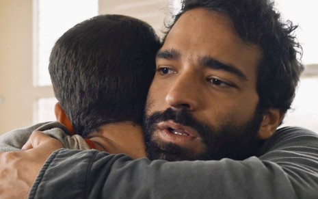 Nicolas Prattes (de costas) é abraçado por Humberto Carrão em cena da novela Todas as Flores, da Globo