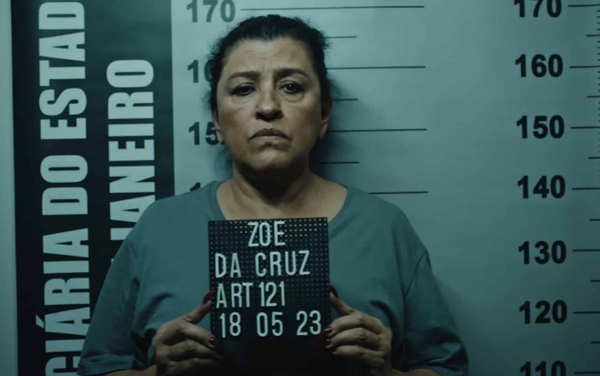 Regina Casé está em cena de fichamento na polícia em Todas as Flores como Zoé