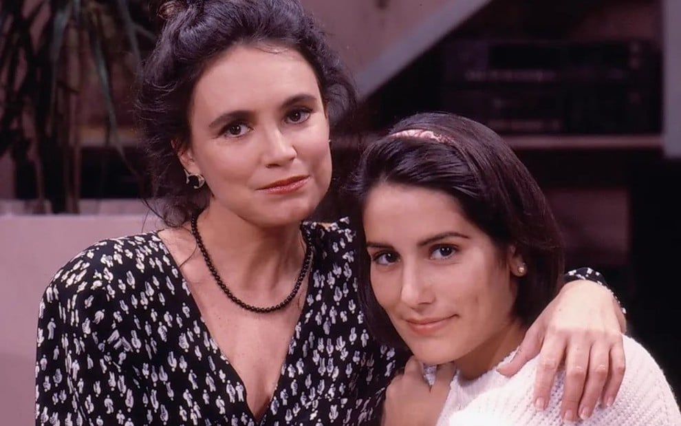 As atrizes Regina Duarte e Gloria Piires estão caracterizadas como Raquel e Maria de Fátima da novela Vale Tudo