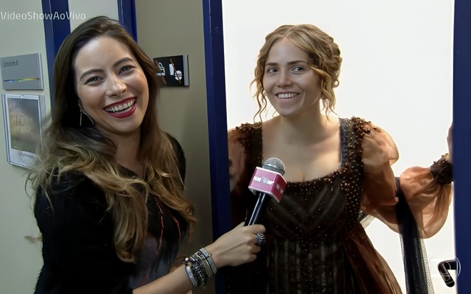 Marcela Monteiro e Letícia Colin estão sorridentes na porta de um camarim dos Estúdios Globo