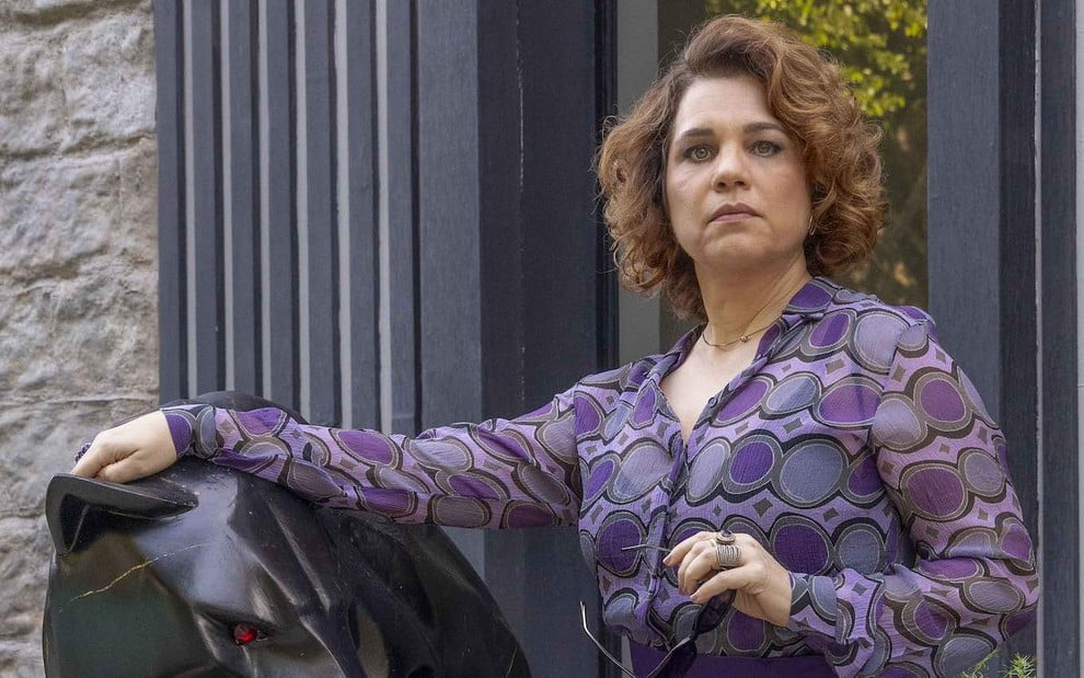 A atriz Isabel Teixeira está caracterizada como Violeta, sua personagem na novela Volta por Cima, da Globo