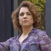 A atriz Isabel Teixeira está caracterizada como Violeta, sua personagem na novela Volta por Cima, da Globo